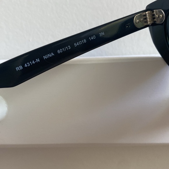 Gorgeous Ray-Ban CatEye Sunglasses - Picture 3 of 4